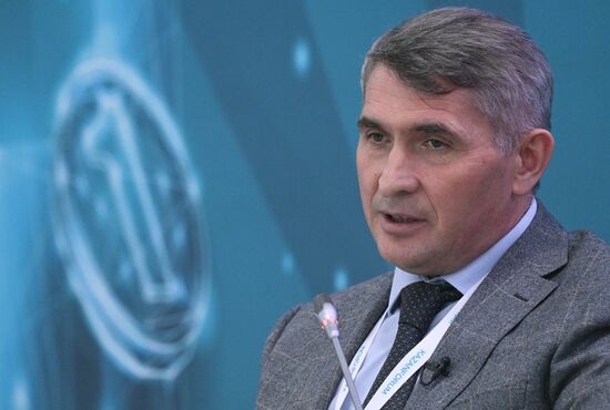 Глава Республики Чувашия Олег Николаев на сессии "Развитие рынка цифровых финансовых активов" в рамках XIV Международного экономического форума "Россия - Исламский мир: KazanForum". Фото могут быть использованы на условиях, указанных в разделе медиабанка, посвященном Форуму.
Место: Россия, Республика Татарстан, Казань. Автор: Кирилл Каллиников/АНО "Дирекция спортивных и социальных проектов". KAZANFORUM 2023. Развитие рынка цифровых финансовых активов