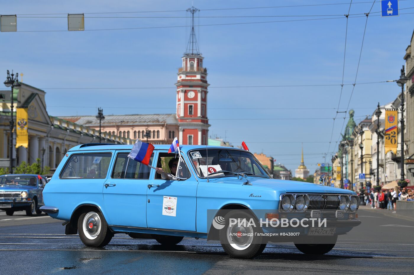 Парад ретро-транспорта в Санкт Петербурге