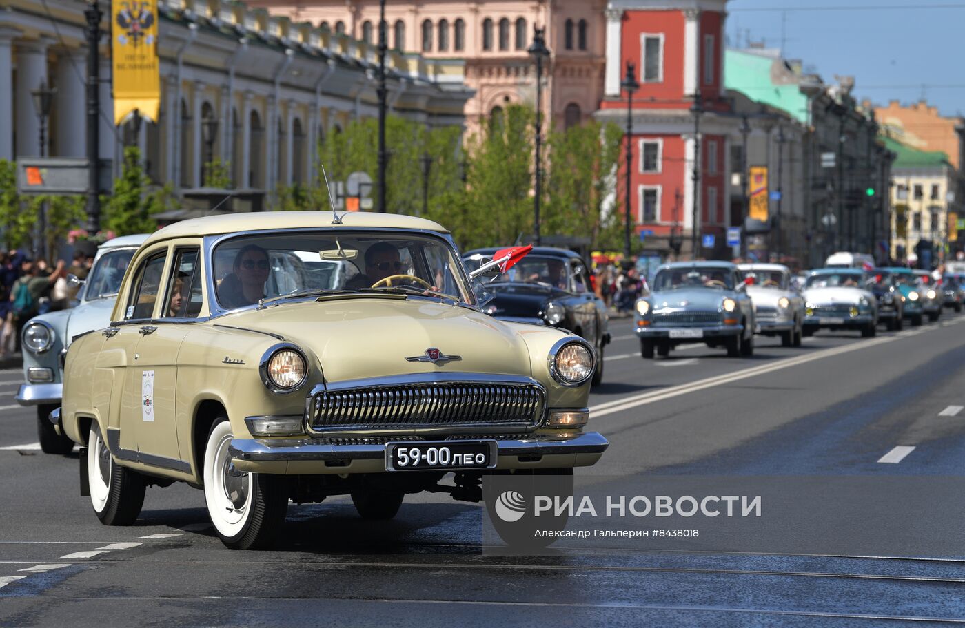 Парад ретро-транспорта в Санкт Петербурге