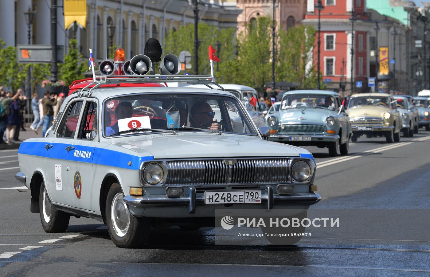 Парад ретро-транспорта в Санкт Петербурге