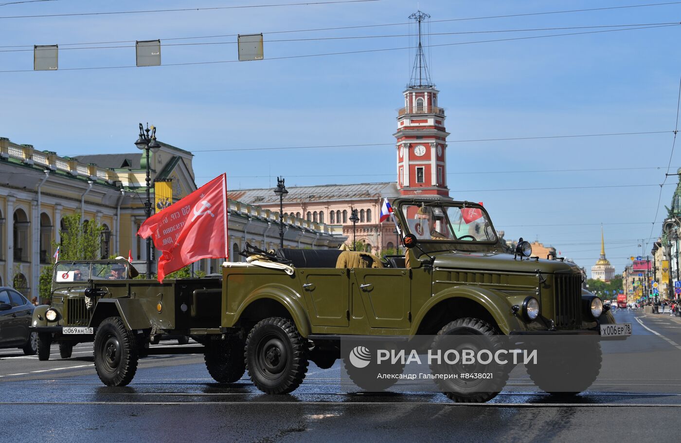 Парад ретро-транспорта в Санкт Петербурге