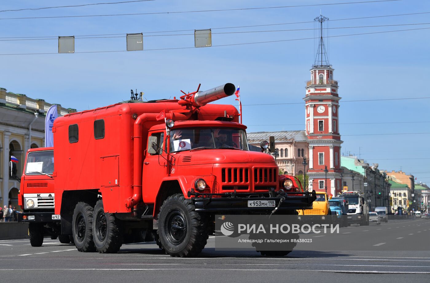 Парад ретро-транспорта в Санкт Петербурге