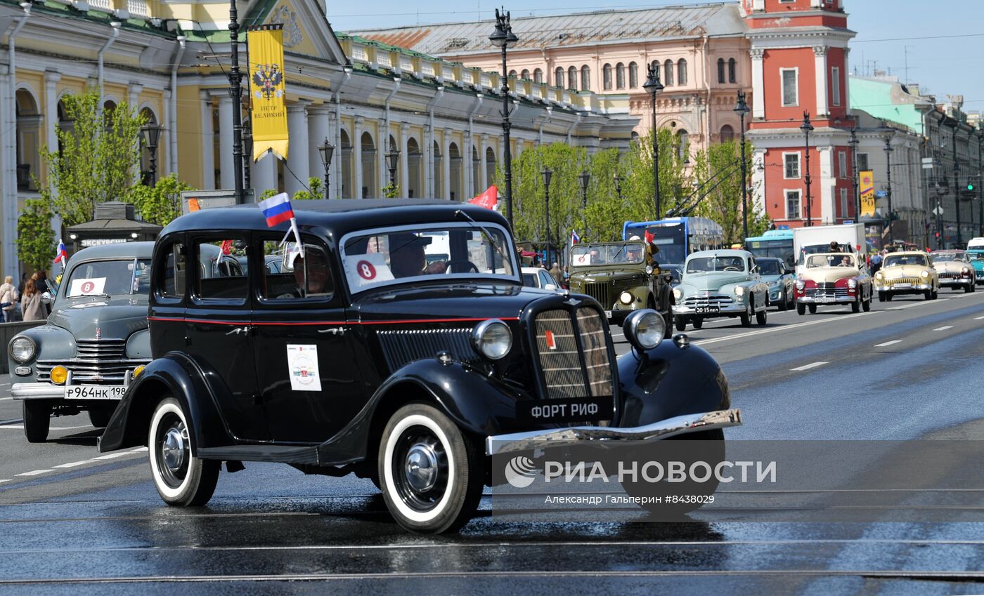 Парад ретро-транспорта в Санкт Петербурге