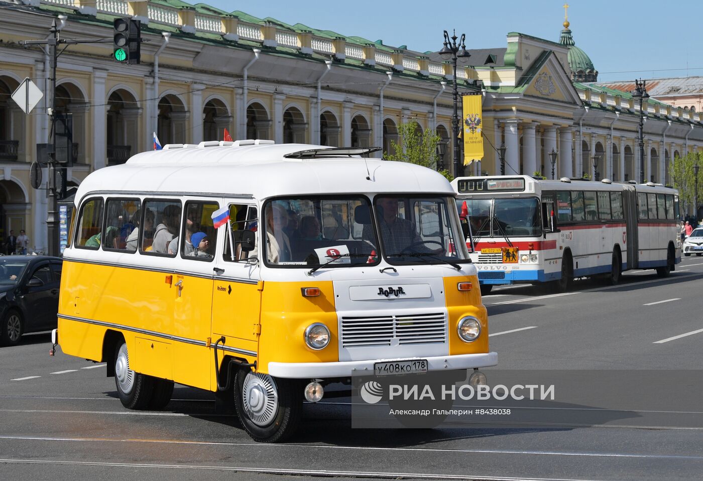 Парад ретро-транспорта в Санкт Петербурге