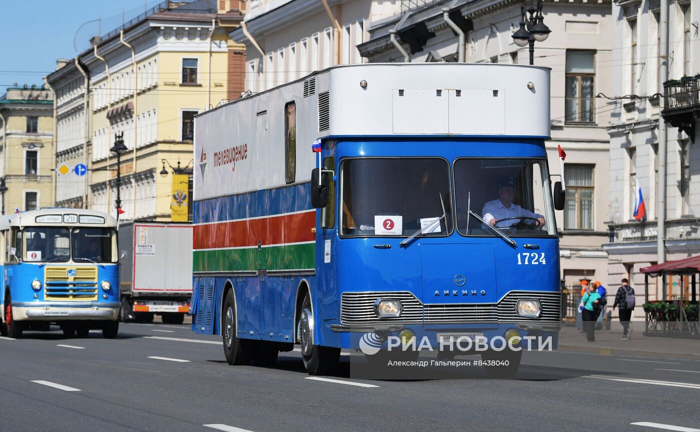 Парад ретро-транспорта в Санкт Петербурге