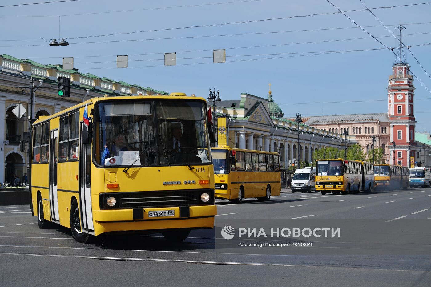 Парад ретро-транспорта в Санкт Петербурге