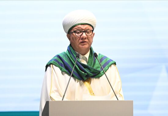 Муфтий Духовного собрания мусульман России Альбир Крганов на Всероссийском форуме татарских религиозных деятелей в Казани. Фото могут быть использованы на условиях, указанных в разделе медиабанка, посвященном Форуму. Место: Россия, Республика Татарстан, Казань. Автор: Максим Богодвид/АНО "Дирекция спортивных и социальных проектов". KAZANFORUM 2023. Всероссийский форум татарских религиозных деятелей