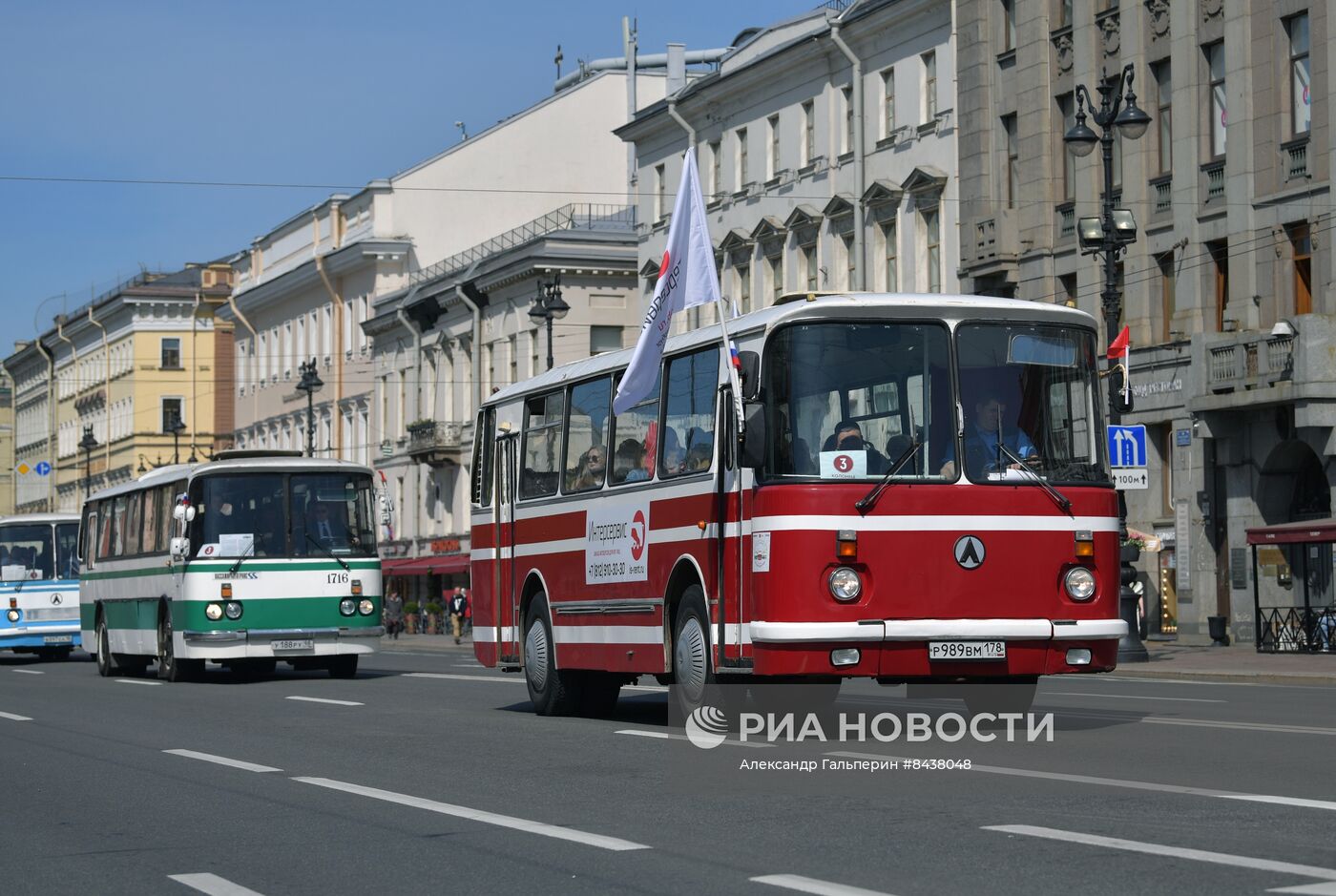 Парад ретро-транспорта в Санкт Петербурге