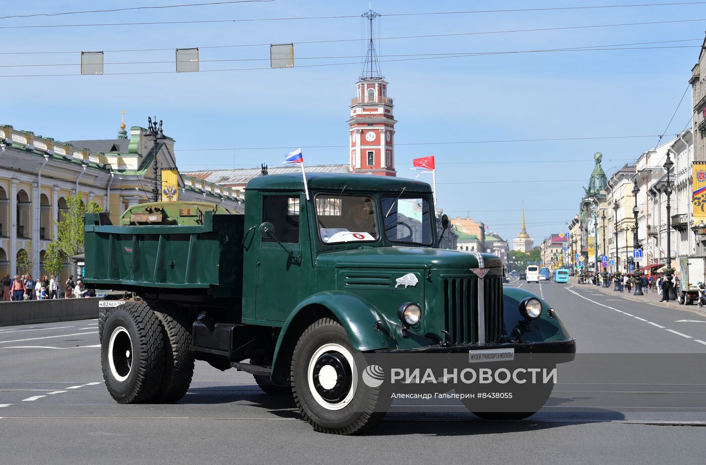 Парад ретро-транспорта в Санкт Петербурге