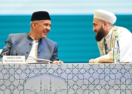 Глава Республики Татарстан, председатель группы стратегического видения "Россия-Исламский мир" Рустам Минниханов (слева) и муфтий Татарстана Камиль Самигуллин на Всероссийском форуме татарских религиозных деятелей в Казани. Фото могут быть использованы на условиях, указанных в разделе медиабанка, посвященном Форуму. Место: Россия, Республика Татарстан, Казань. Автор: Максим Богодвид/АНО "Дирекция спортивных и социальных проектов". KAZANFORUM 2023. Всероссийский форум татарских религиозных деятелей