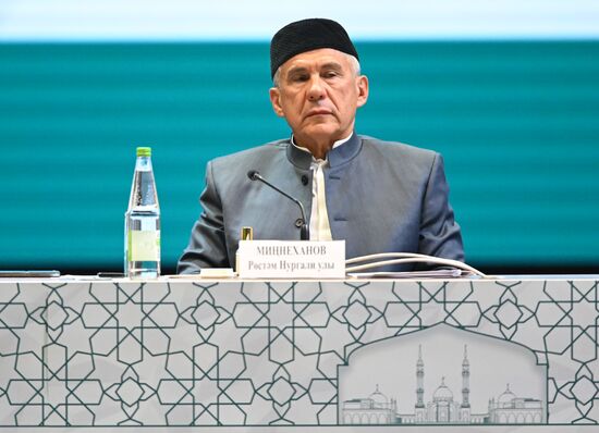 Глава Республики Татарстан, председатель группы стратегического видения "Россия-Исламский мир" Рустам Минниханов на Всероссийском форуме татарских религиозных деятелей в Казани. Фото могут быть использованы на условиях, указанных в разделе медиабанка, посвященном Форуму. Место: Россия, Республика Татарстан, Казань. Автор: Максим Богодвид/АНО "Дирекция спортивных и социальных проектов". KAZANFORUM 2023. Всероссийский форум татарских религиозных деятелей