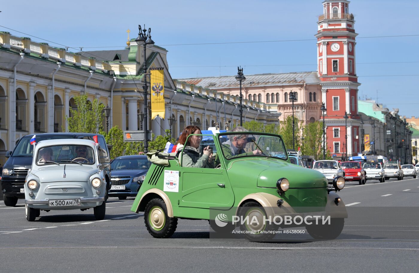 Парад ретро-транспорта в Санкт Петербурге