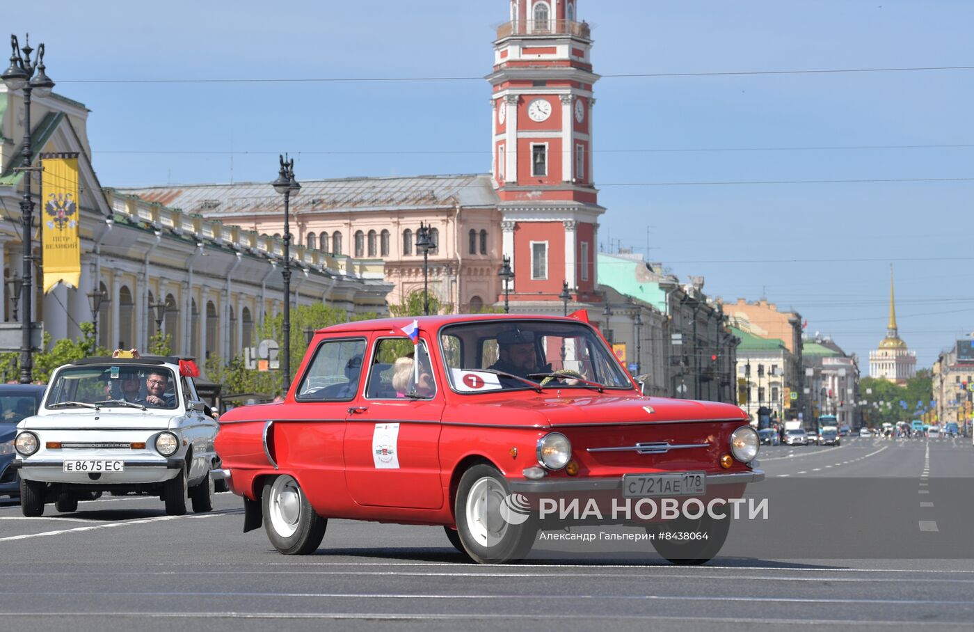 Парад ретро-транспорта в Санкт Петербурге