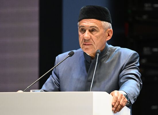 Глава Республики Татарстан, председатель группы стратегического видения "Россия-Исламский мир" Рустам Минниханов на Всероссийском форуме татарских религиозных деятелей в Казани. Фото могут быть использованы на условиях, указанных в разделе медиабанка, посвященном Форуму. Место: Россия, Республика Татарстан, Казань. Автор: Максим Богодвид/АНО "Дирекция спортивных и социальных проектов". KAZANFORUM 2023. Всероссийский форум татарских религиозных деятелей