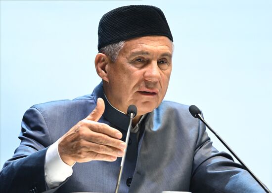 Глава Республики Татарстан, председатель группы стратегического видения "Россия-Исламский мир" Рустам Минниханов на Всероссийском форуме татарских религиозных деятелей в Казани. Фото могут быть использованы на условиях, указанных в разделе медиабанка, посвященном Форуму. Место: Россия, Республика Татарстан, Казань. Автор: Максим Богодвид/АНО "Дирекция спортивных и социальных проектов". KAZANFORUM 2023. Всероссийский форум татарских религиозных деятелей