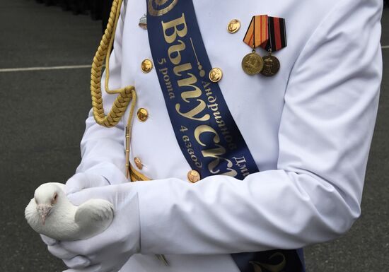 Празднование последнего звонка в регионах России