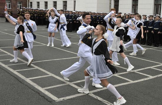 Празднование последнего звонка в регионах России