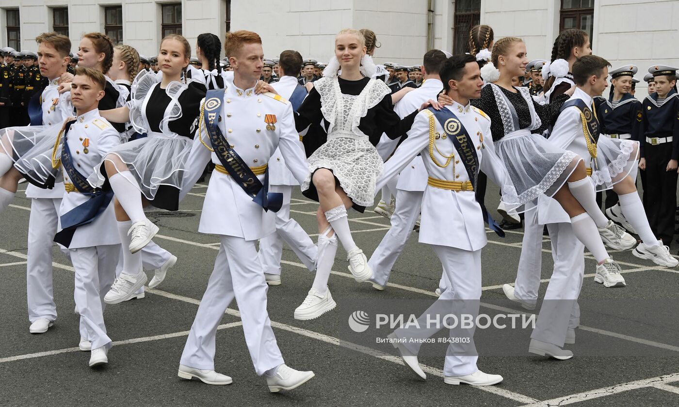 Празднование последнего звонка в регионах России