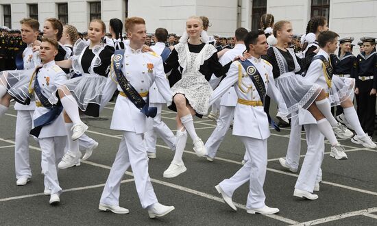 Празднование последнего звонка в регионах России