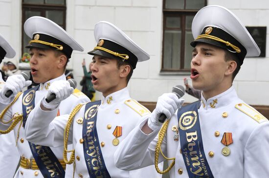 Празднование последнего звонка в регионах России