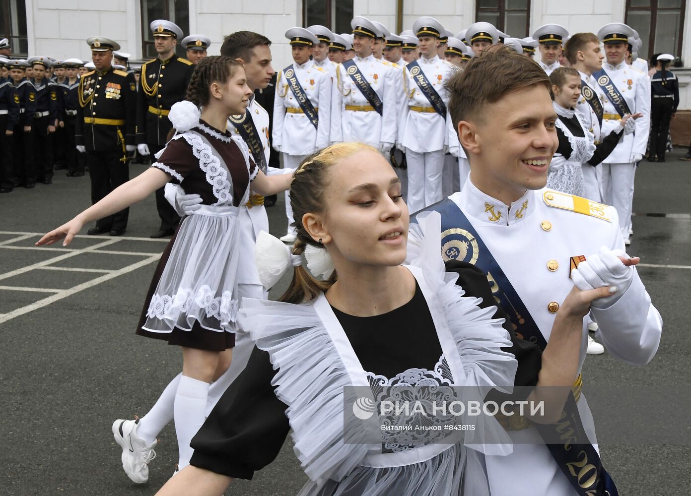 Празднование последнего звонка в регионах России