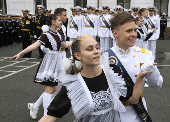 Празднование последнего звонка в регионах России