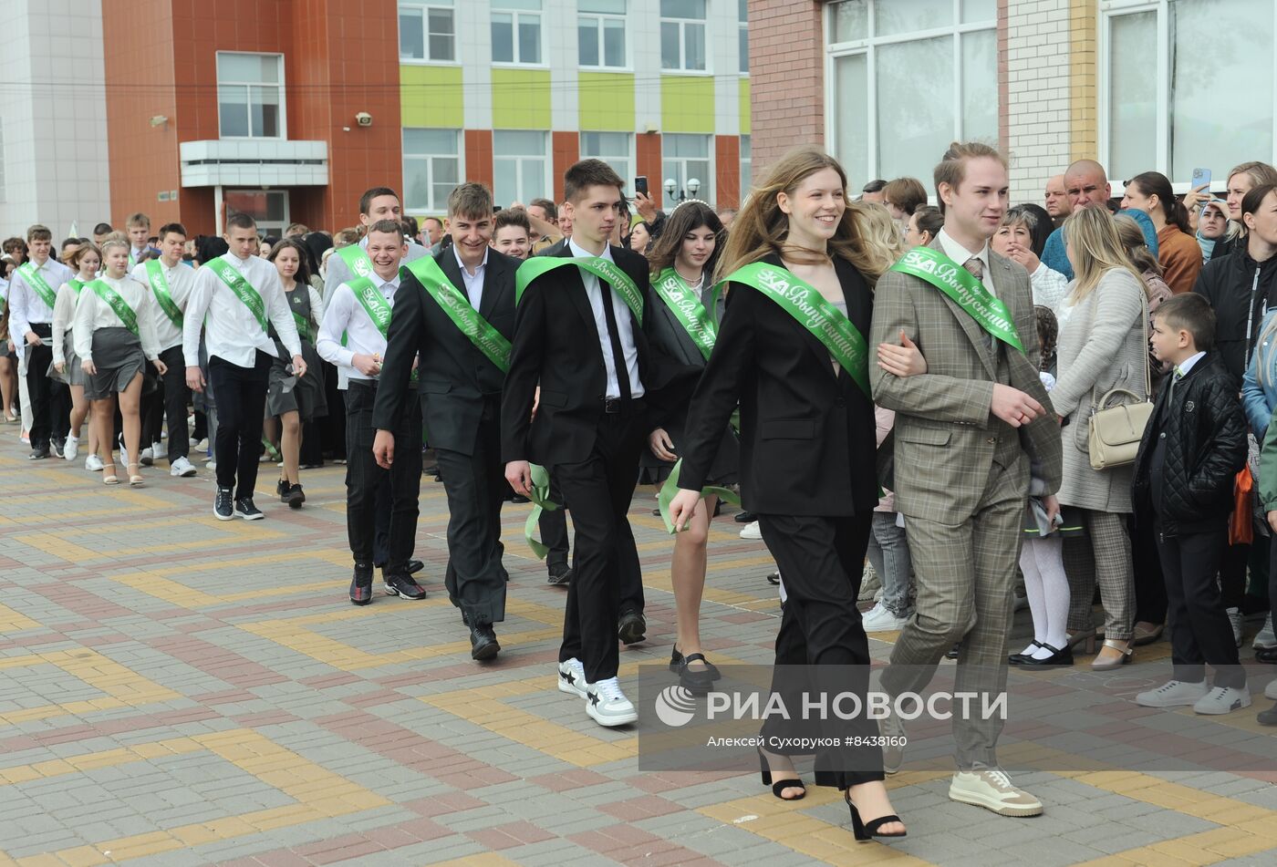 Празднование последнего звонка в регионах России