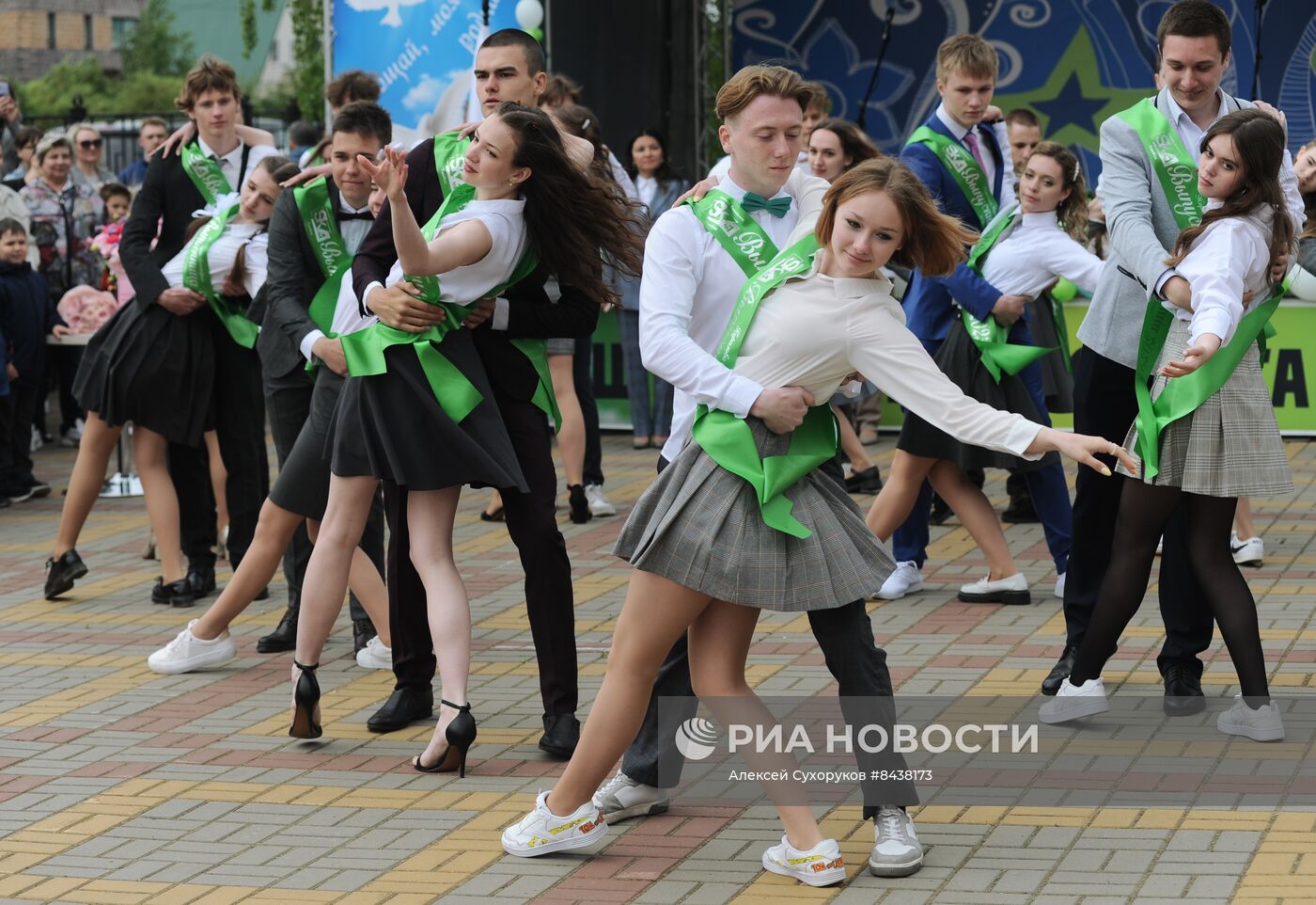 Празднование последнего звонка в регионах России