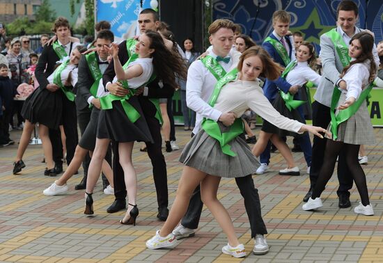 Празднование последнего звонка в регионах России