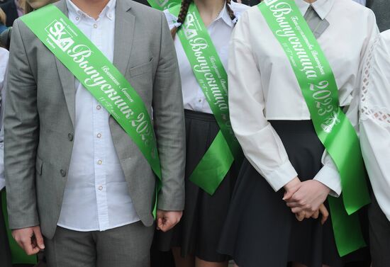 Празднование последнего звонка в регионах России