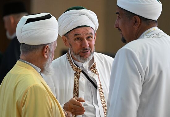 Участники на Всероссийском форуме татарских религиозных деятелей в Казани. Фото могут быть использованы на условиях, указанных в разделе медиабанка, посвященном Форуму. Место: Россия, Республика Татарстан, Казань. Автор: Максим Богодвид/АНО "Дирекция спортивных и социальных проектов". KAZANFORUM 2023. Всероссийский форум татарских религиозных деятелей