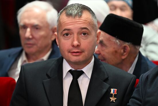 Герой России, пилот Дамир Юсупов на Всероссийском форуме татарских религиозных деятелей в Казани. Фото могут быть использованы на условиях, указанных в разделе медиабанка, посвященном Форуму. Место: Россия, Республика Татарстан, Казань. Автор: Максим Богодвид/АНО "Дирекция спортивных и социальных проектов". KAZANFORUM 2023. Всероссийский форум татарских религиозных деятелей