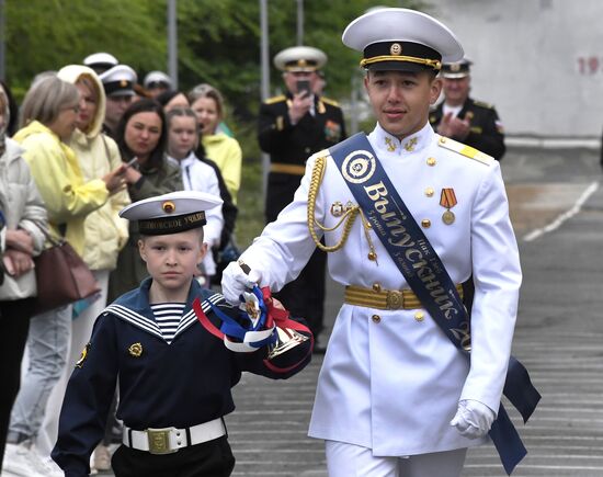 Празднование последнего звонка в регионах России