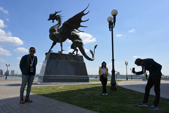Гости форума фотографируются у скульптуры дракона Зиланта в парке у Центра семьи "Казан" во время обзорной экскурсии по городу. Фото могут быть использованы на условиях, указанных в разделе медиабанка, посвященном Форуму. Место: Россия, Республика Татарстан, Казань. Автор: Александр Кряжев/АНО "Дирекция спортивных и социальных проектов". KAZANFORUM 2023. Обзорная экскурсия по Казани