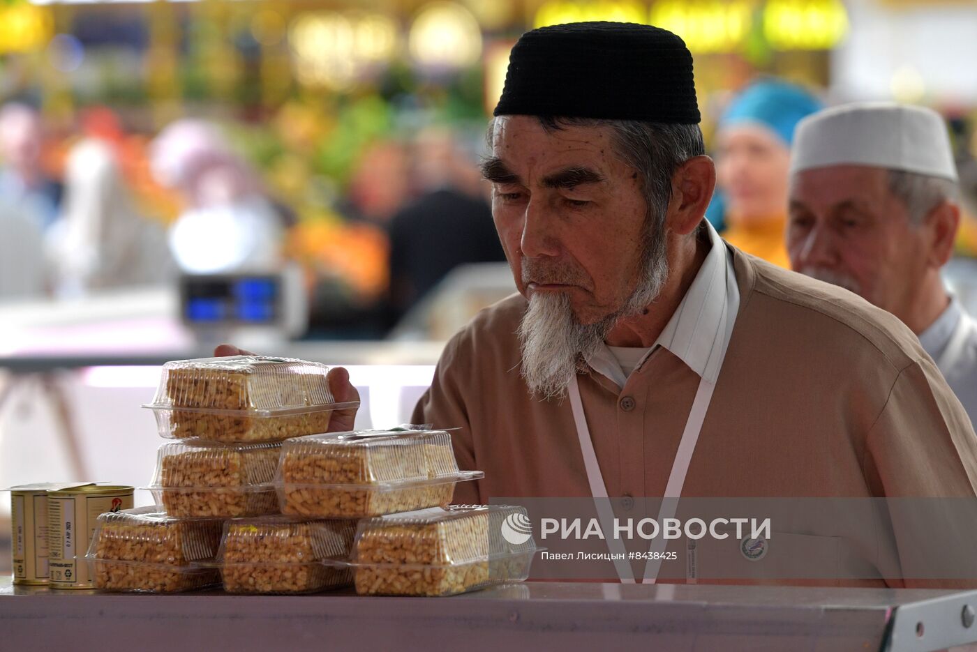 KAZANFORUM 2023. Участники "Всемирного конгресса татар" посетили ярмарку Russia Halal Market