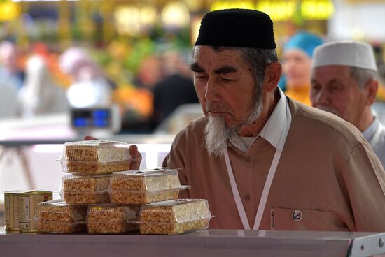 KAZANFORUM 2023. Участники "Всемирного конгресса татар" посетили ярмарку Russia Halal Market