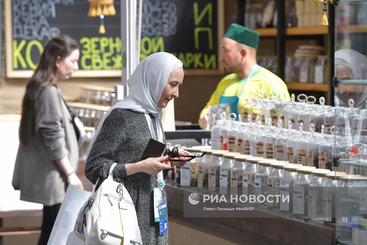 KAZANFORUM 2023. Участники "Всемирного конгресса татар" посетили ярмарку Russia Halal Market