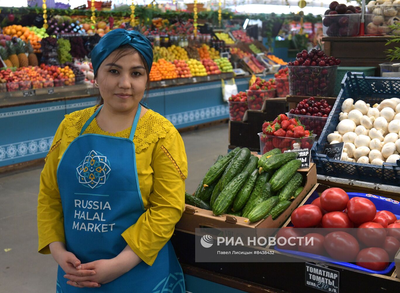 KAZANFORUM 2023. Участники "Всемирного конгресса татар" посетили ярмарку Russia Halal Market