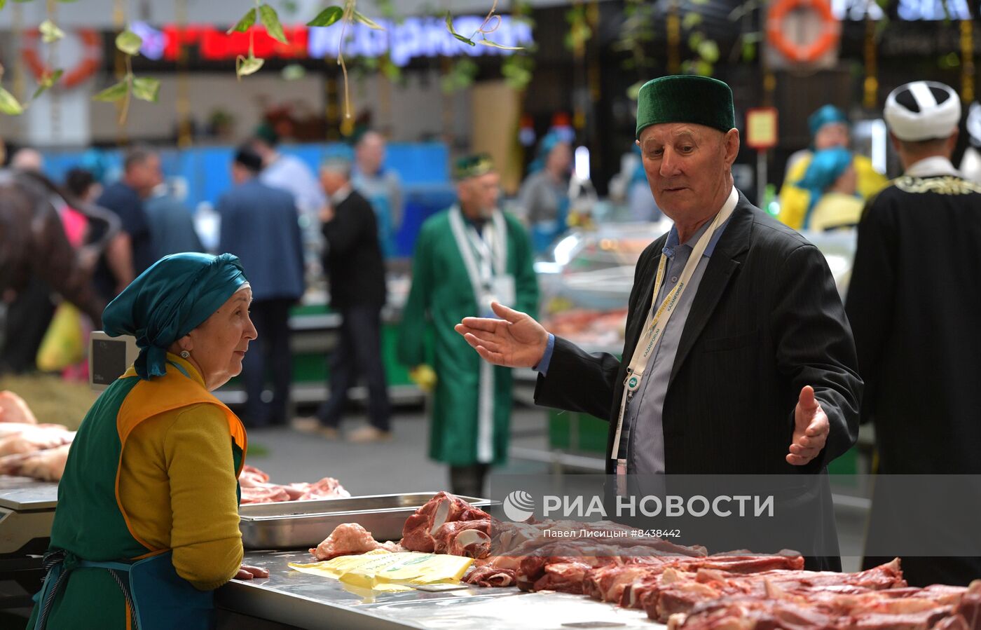 KAZANFORUM 2023. Участники "Всемирного конгресса татар" посетили ярмарку Russia Halal Market