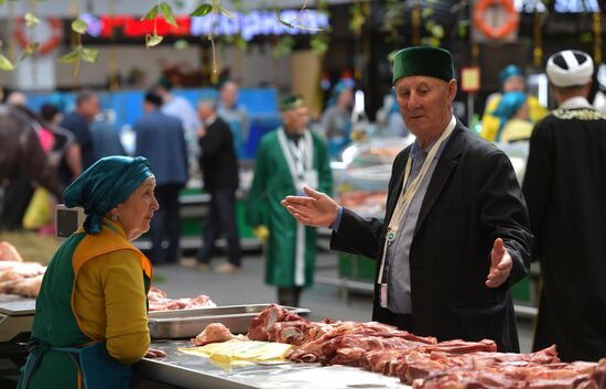 KAZANFORUM 2023. Участники "Всемирного конгресса татар" посетили ярмарку Russia Halal Market
