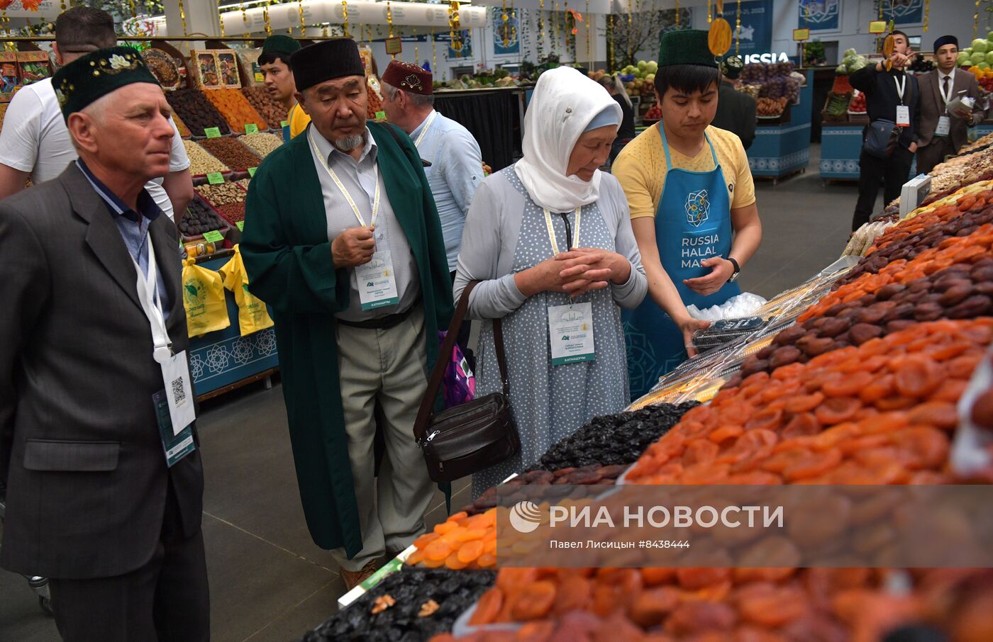 KAZANFORUM 2023. Участники "Всемирного конгресса татар" посетили ярмарку Russia Halal Market