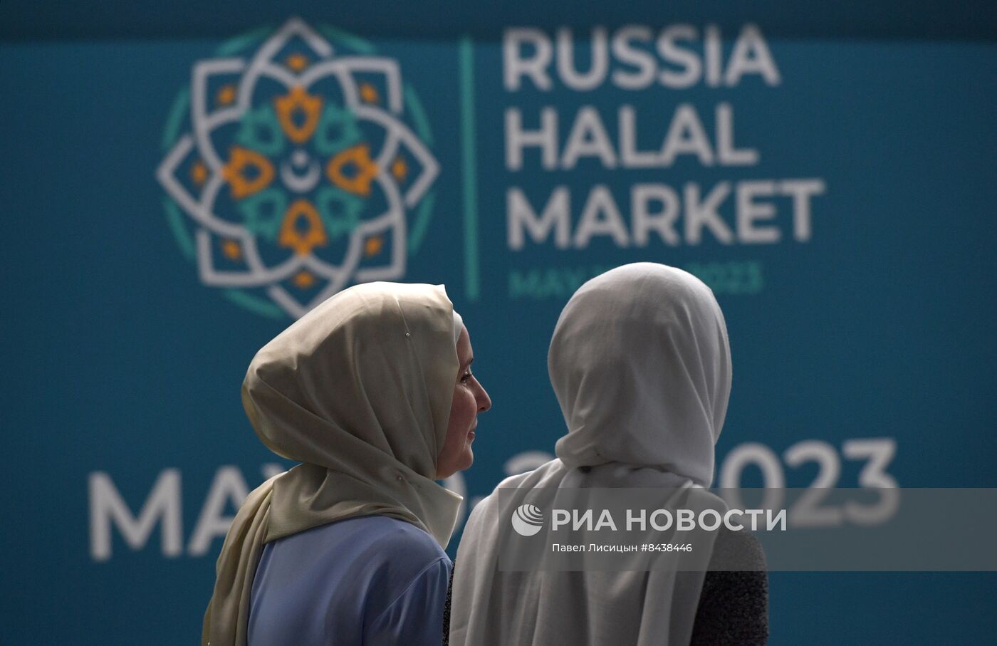 KAZANFORUM 2023. Участники "Всемирного конгресса татар" посетили ярмарку Russia Halal Market