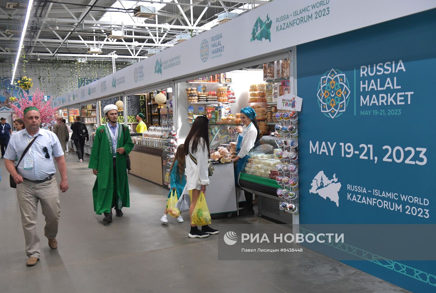 KAZANFORUM 2023. Участники "Всемирного конгресса татар" посетили ярмарку Russia Halal Market