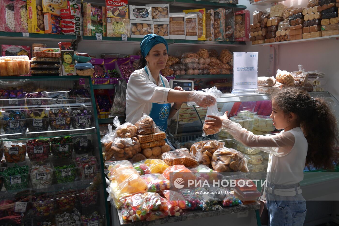 KAZANFORUM 2023. Участники "Всемирного конгресса татар" посетили ярмарку Russia Halal Market