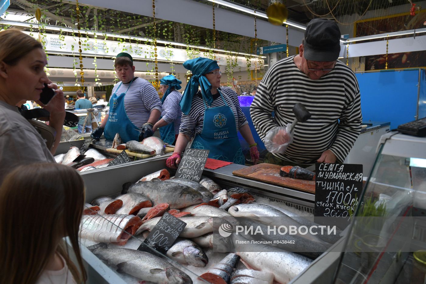 KAZANFORUM 2023. Участники "Всемирного конгресса татар" посетили ярмарку Russia Halal Market