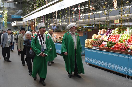 KAZANFORUM 2023. Участники "Всемирного конгресса татар" посетили ярмарку Russia Halal Market