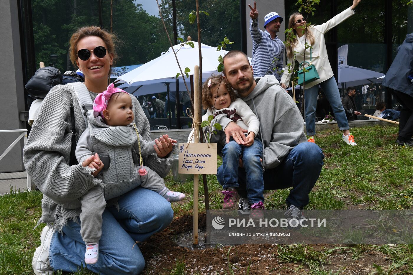 Посадка черешневых деревьев в рамках Открытого фестиваля искусств "Черешневый Лес"