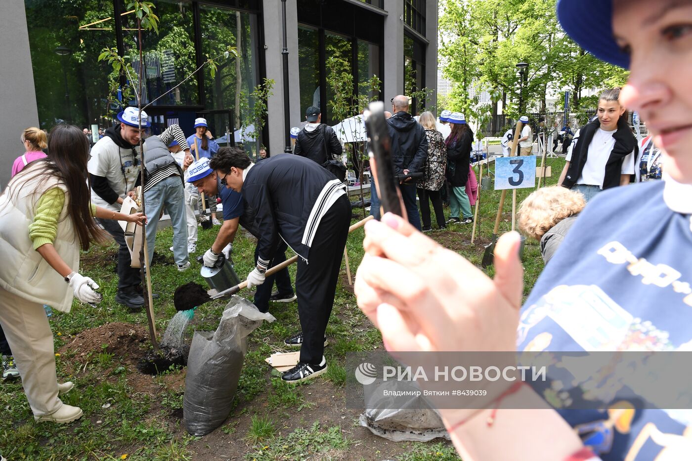 Посадка черешневых деревьев в рамках Открытого фестиваля искусств "Черешневый Лес"