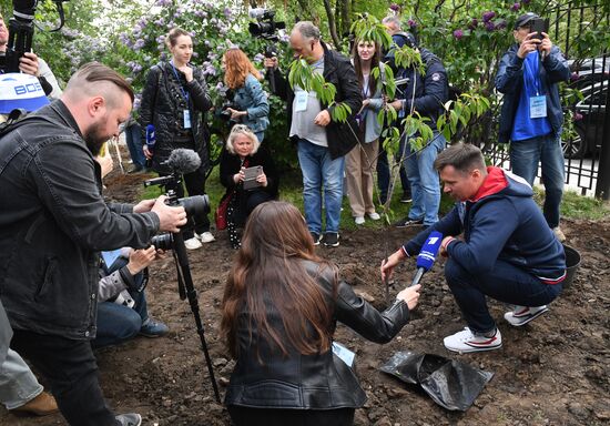 Посадка черешневых деревьев в рамках Открытого фестиваля искусств "Черешневый Лес"