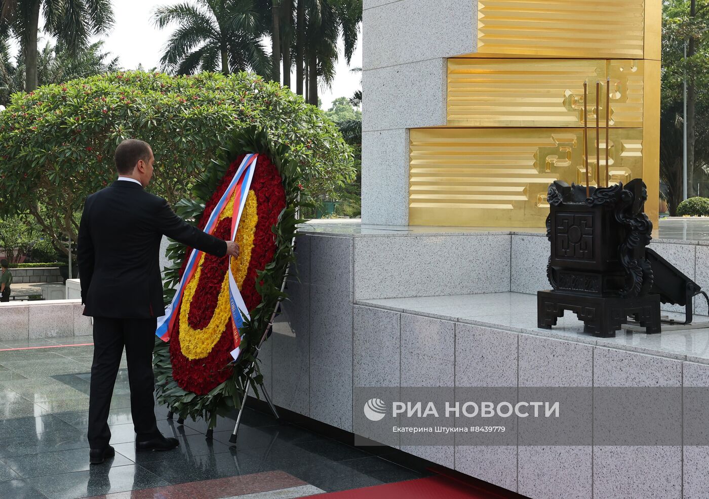 Визит зампреда Совбеза РФ, главы "Единой России" Д. Медведева во Вьетнам